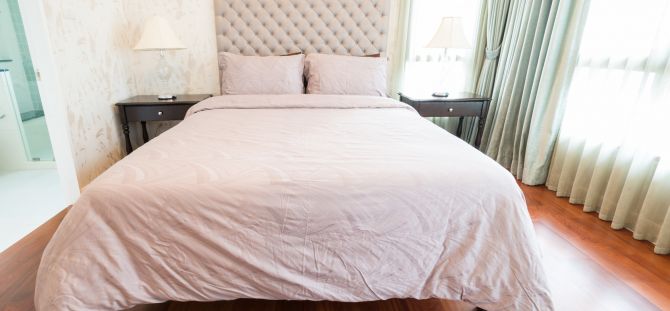 Bilik tidur kecil di dalam rumah: bagaimana untuk membuat keselesaan di dalam bilik kecil (58 foto)