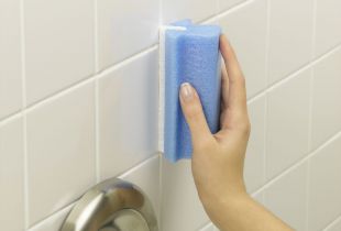 How easy it is to wash a bathroom: we clean tiles, seams and plumbing