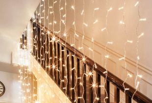 Interior decoration with garlands - shine and sparkle (31 photos)