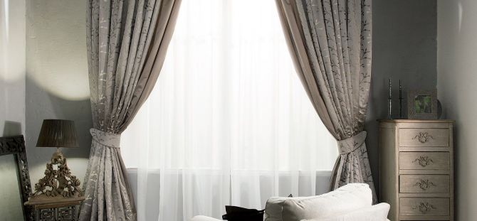 Gray curtains in the interior of different rooms (29 photos)