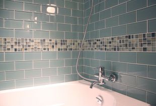 Glass tile: advantages, types, examples of application in the bathroom and kitchen (27 photos)