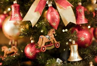 How to decorate a Christmas tree (65 photos): unusual and traditional design