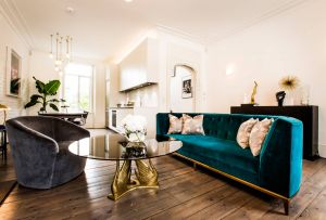 Sofa dengan upholstery velor: kemewahan sejati di pedalaman moden (29 foto)