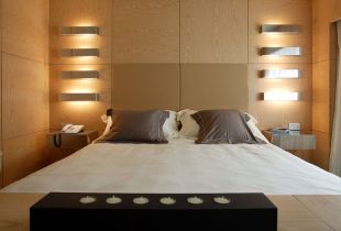 Lighting in the bedroom (17 photos): successful examples of the location of lamps and spotlights