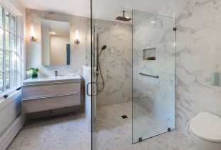 Bilik mandi dengan pancuran mandian: pilihan pemasangan padat (51 foto)