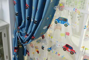 Bright curtains for the boy’s room: interesting options (26 photos)