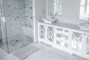 Interior terang untuk bilik mandi putih (54 foto)