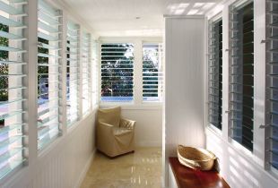 Blinds on a balcony: types and design (21 photos)