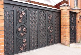 Forged gates (15 photos): beautiful design options