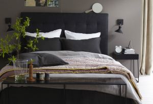 Black bed in the interior: mystery or style (23 photos)