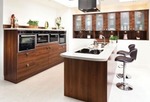 Dapur dengan sebuah pulau di pedalaman (25 gambar): pilihan untuk countertops dan lokasi