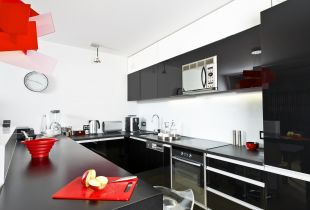 Dapur hitam dan putih (50 foto): aksen warna bergaya dan pilihan reka bentuk
