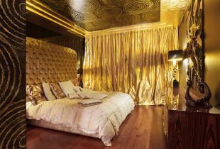 How to use curtains of gold color in the interior? (23 photos)