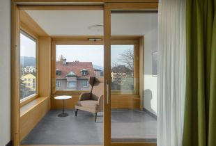 Reka bentuk moden pintu balkoni: bermain dengan ruang (27 gambar)