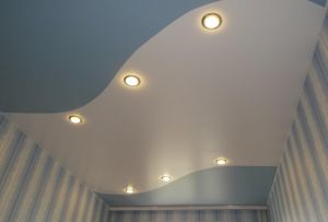 Zweifarbige Decke: Vorteile, Einsatz im Innenraum (23 Fotos)