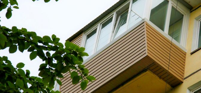 Hiasan balkon sisi: ciri teknologi (20 foto)
