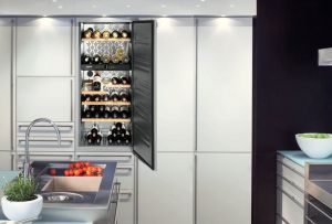 Шкаф за вино в интериора: стилно съхранение (22 снимки)