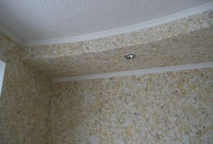 Cara memohon kertas dinding cecair di siling: petua dari profesional