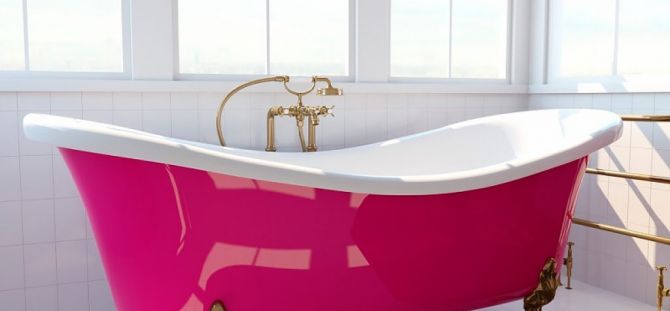 Bathtubs berwarna di pedalaman (20 foto): aksen yang terang dalam kehidupan seharian