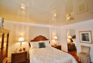 Siling siling di bilik tidur: ciri, kelebihan, kelainan (20 foto)