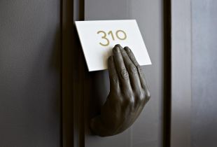 Nombor di pintu apartmen adalah butiran kecil tetapi penting (27 foto)