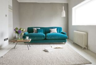 How to use a turquoise sofa in the interior of the room (28 photos)