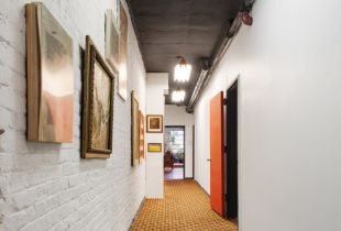Loft hallway - classic industrial (29 photos)