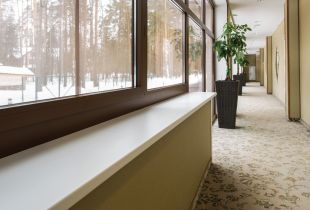 Plastic window sills: familiar design (22 photos)