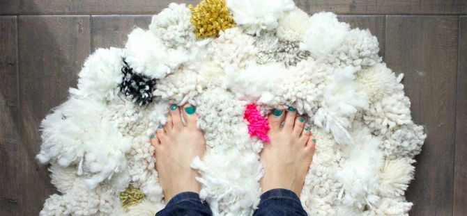 Rug dari pompons: keselesaan asal dengan tangan anda sendiri (24 foto)