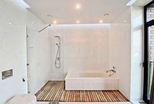 Mewujudkan bilik mandi putih dalaman: ciri-ciri kombinasi