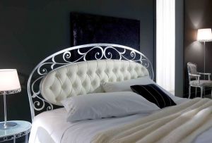 Katil besi tempa di bahagian dalam bilik tidur (54 foto): penyelesaian reka bentuk yang luar biasa