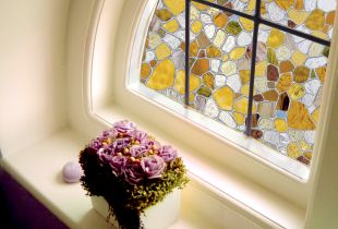 Stained glass film on the windows: an easy way to radically change the room (50 photos)