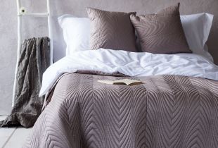 Bedspreads untuk bilik tidur: pembungkusan indah katil (27 gambar)
