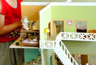 Perabot yang diperbuat daripada kadbod untuk rumah boneka: kita menguasai pedalaman dari cara improvisasi (54 foto)