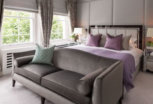 Sofa untuk bilik tidur: perabot padat dengan keselesaan maksimum (21 foto)