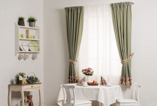 Short curtains in the interior: with what to combine (25 photos)