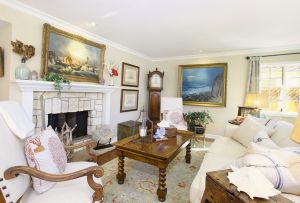 고전적인 스타일의 거실 인테리어 (53 장) : 아름다운 디자인의 예