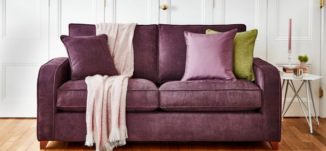 So kombinieren Sie ein lila Sofa im Interieur verschiedener Stile (23 Fotos)