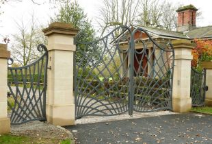 The main types and advantages of metal gates (22 photos)