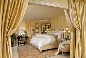 Bahagian dalam bilik tidur dengan warna emas: ciri gabungan (32 gambar)