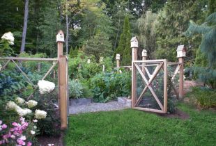 Gate from the netting: simple and reliable design (21 photos)