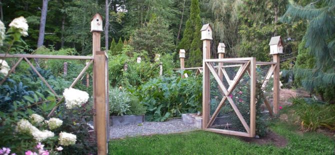 Gate from the netting: simple and reliable design (21 photos)