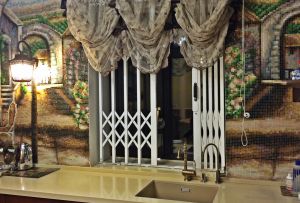 Bar logam pada tingkap (56 foto): pilih cantik dan selamat