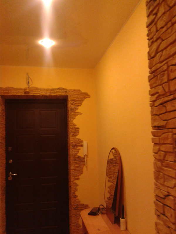 Wallpaper and stone in the hallway