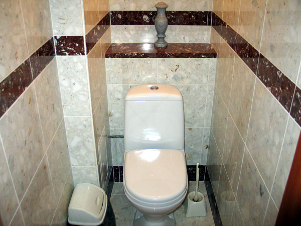 Finishing the toilet with ceramic tiles