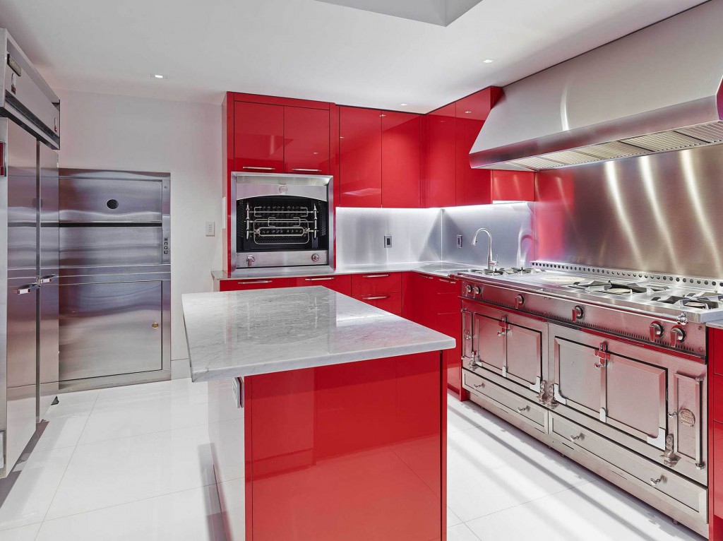 Dapur dengan logam dan trim merah