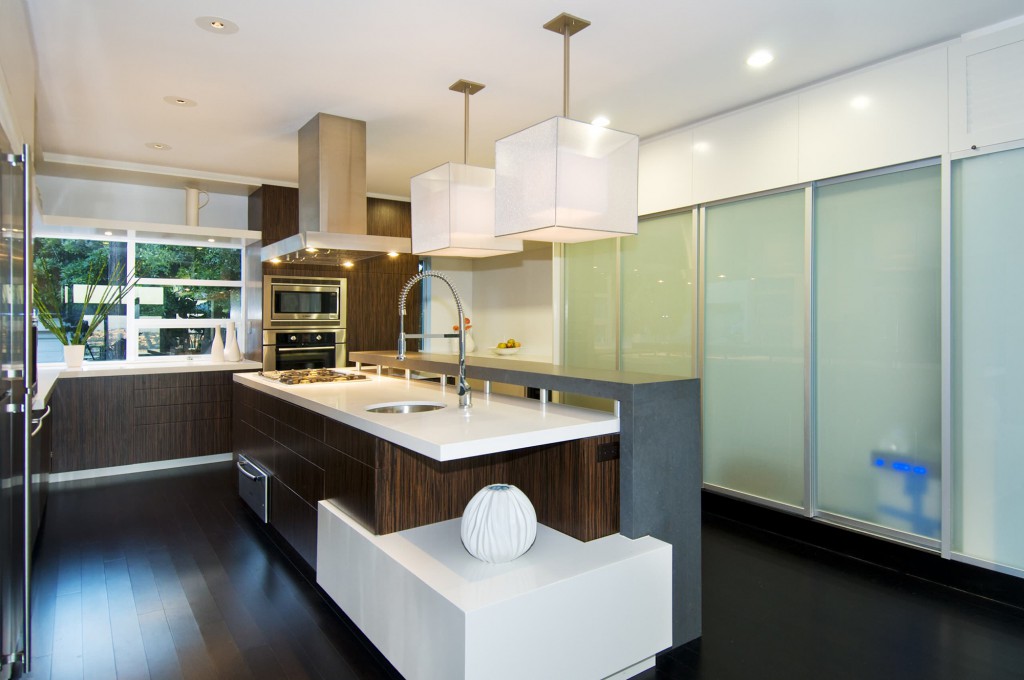 Kitchen with island and breakfast bar