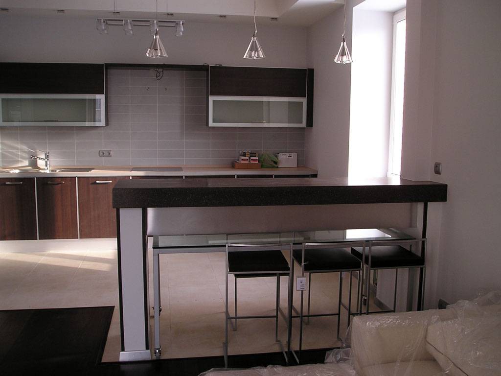 Convenient bar counter in the kitchen