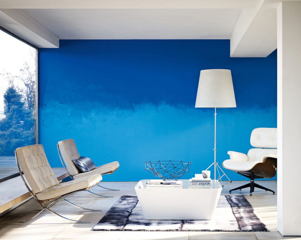 Dinding biru di ruang tamu