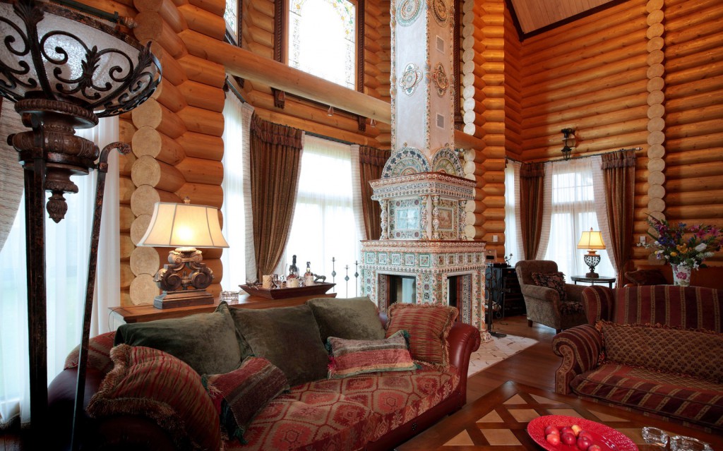 Ruang tamu dengan perapian dihiasi dalam gaya desa Rusia